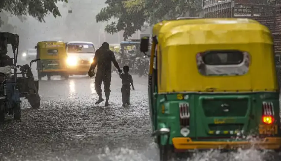 सुबह-सुबह बरसे बादल, दिल्ली-NCR को मिली उमस से राहत, IMD का येलो अलर्ट जारी