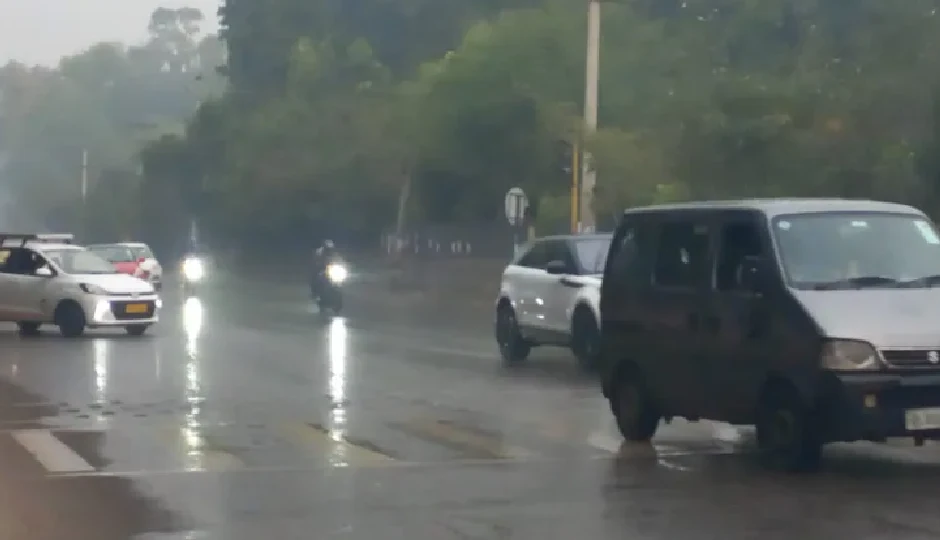 दिल्ली में बरसात के बाद भी दमघोंटू हवा, ठंडी झोंकों से बढ़ी ठिठुरन; चांदनी चौक का AQI पहुंचा 340