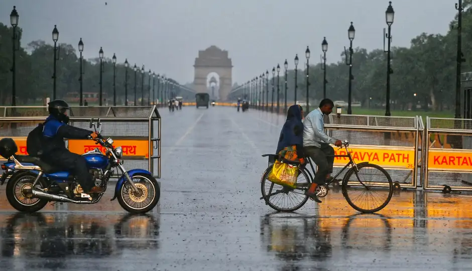 दिल्ली-NCR में तेज बारिश का दौर जारी, कई इलाकों में जलभराव; IMD ने जारी किया रेड अलर्ट