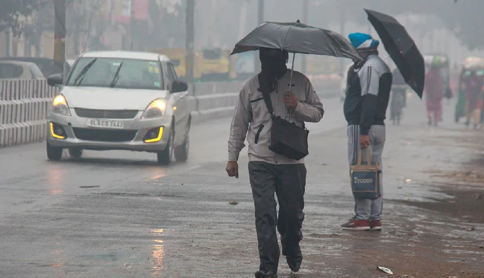 दिल्ली-NCR और यूपी में फिर बदलेगा मौसम, बारिश के साथ लौटेगी गलन; IMD ने जारी किया ताजा अलर्ट