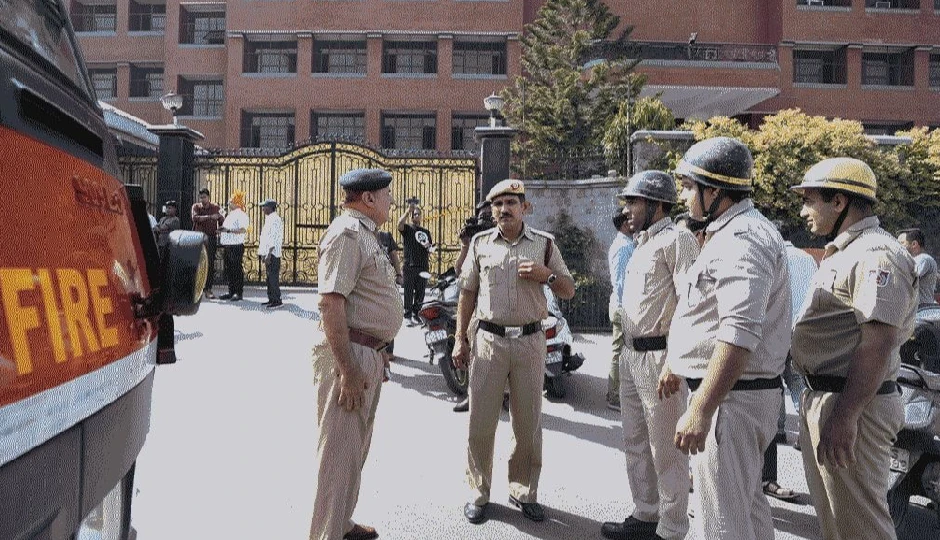 दिल्ली के दो स्कूलों को फिर मिला बम धमकी का ईमेल, मचा हड़कंप