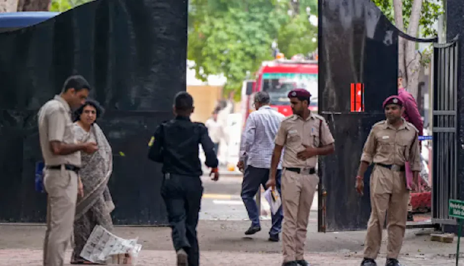 DPS समेत दिल्ली के कई स्कूलों में फिर से बम की धमकी, मचा हडकंप, खाली कराए गए कैंपस