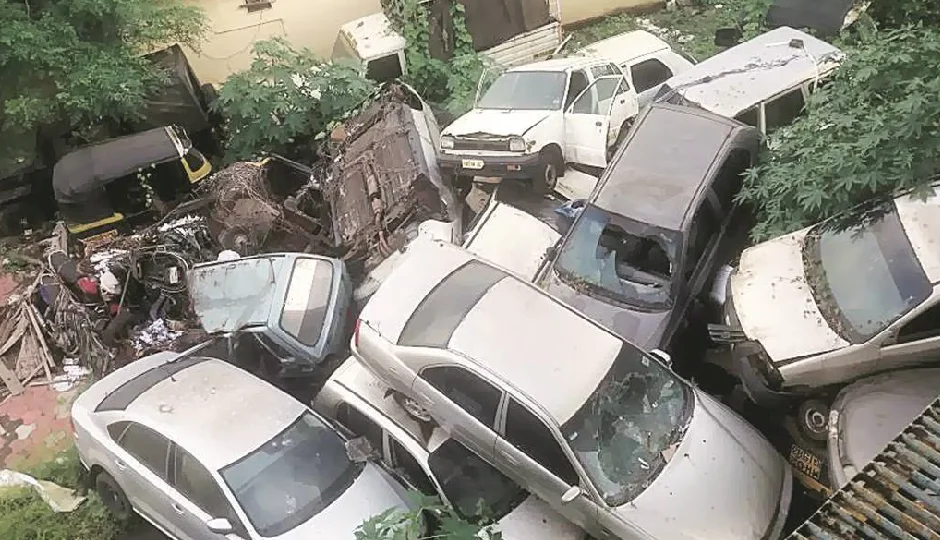 दिल्ली में पुराने वाहनों पर सख्ती, सड़क ही नहीं पार्किंग में खड़ी गाड़ियां भी होंगी जब्त, बिना नोटिस सीधे स्क्रैप कार्रवाई