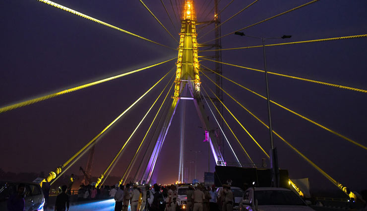 दिल्ली के सिग्नेचर ब्रिज पर किन्नर कर रहे हैं अश्लील हरकत, निर्वस्त्र होने का वीडियो वायरल 