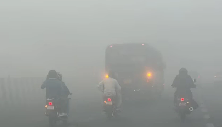 दिल्ली-NCR में घनी धुंध का कहर, ज्यादातर क्षेत्रों में AQI 400 पार; IGI एयरपोर्ट ने जारी की चेतावनी
