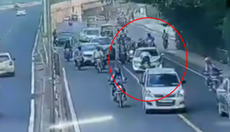 500 मीटर तक चलती कार के बोनट पर लटका रहा पुलिसकर्मी, देखे दिल दहला देने वाला वीडियो 