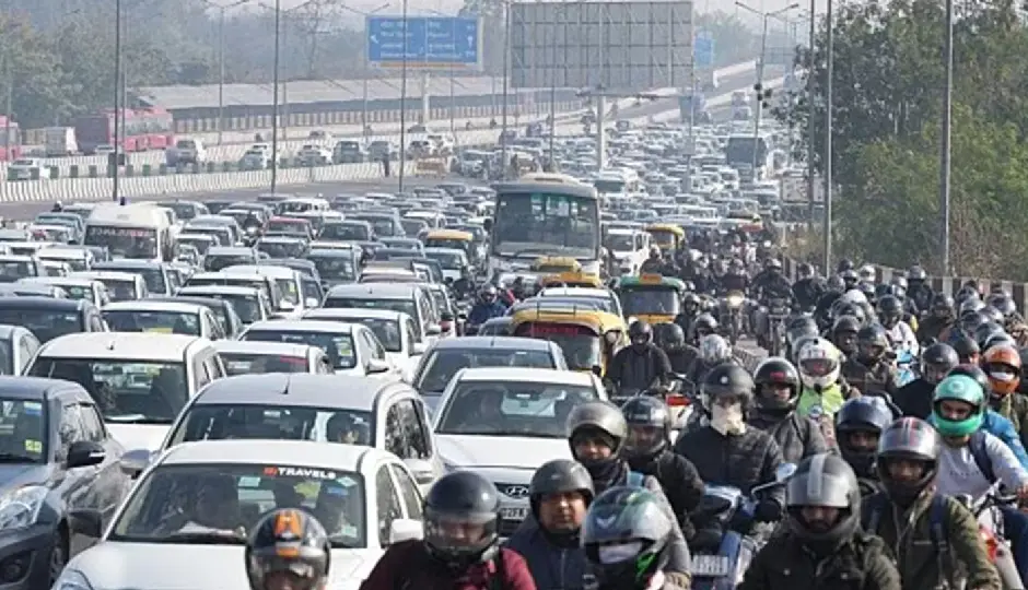 दिल्ली में एंट्री होगी और महंगी, कमर्शियल वाहनों पर बढ़ा पॉल्यूशन टैक्स; जानें नई दरें और नियम