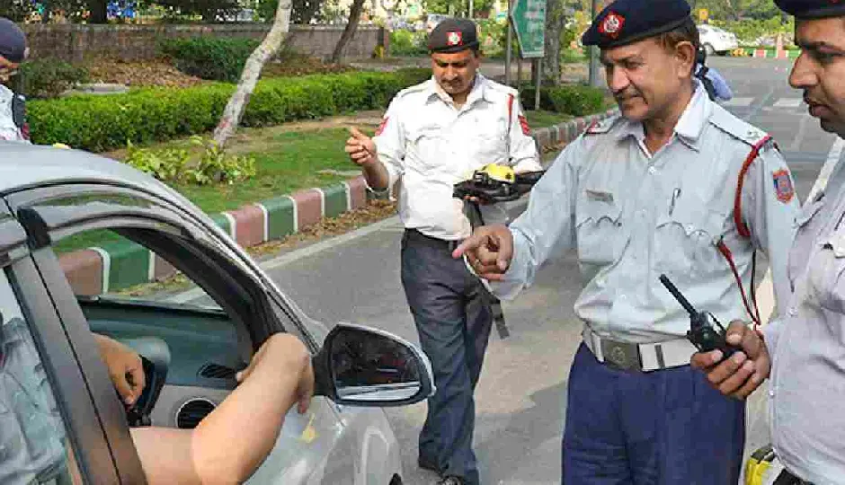 ट्रैफिक नियम तोड़े तो ड्राइविंग लाइसेंस पर गिरेगी गाज, दिल्ली में लागू हुए नए सख्त नियम; जानें पूरी डिटेल