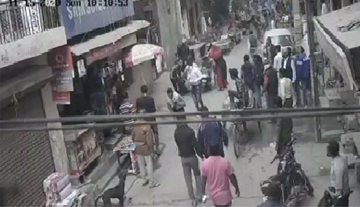 दिल्ली : सरेआम दो युवकों पर चाकू से किए कई वार, देखते रहे लोग, CCTV में कैद हुई पूरी वारदात