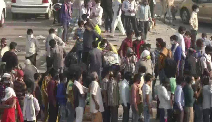 दिल्ली-यूपी बॉर्डर पर जुटी प्रवासी मजदूरों की भीड़, लॉकडाउन की उड़ी धज्जियां