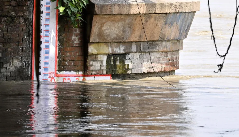 दिल्ली में यमुना उफान पर, खतरे की घंटी बजी – बाढ़ का अलर्ट जारी