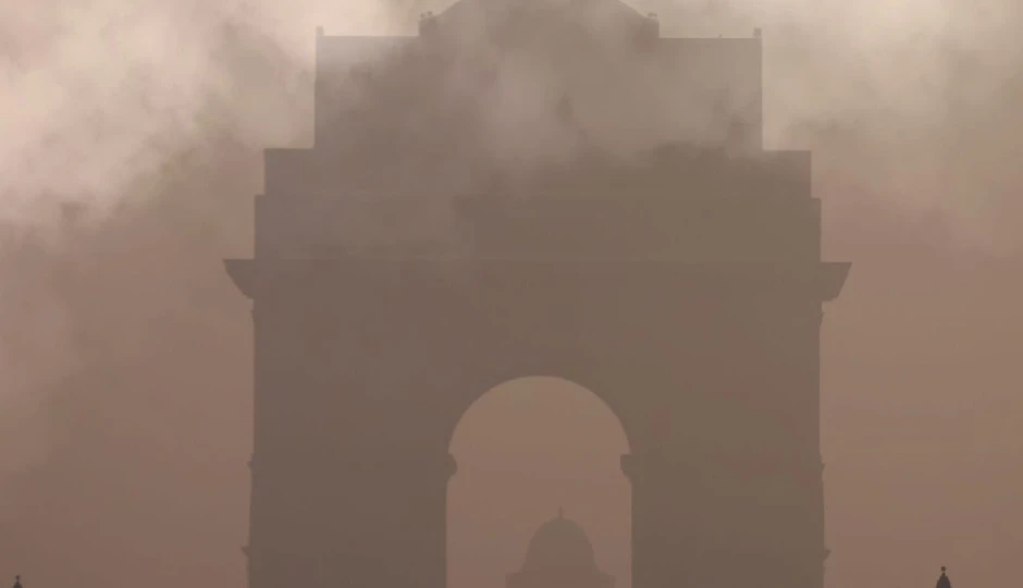 दिल्ली-NCR में प्रदूषण का कहर, AQI 400 पार, सांस लेना हुआ मुश्किल