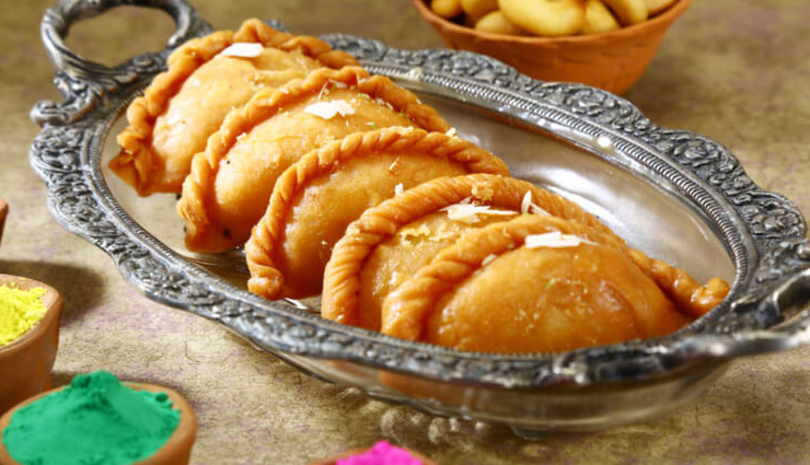 Holi Recipe - Delicious Gujiya For Your Guests