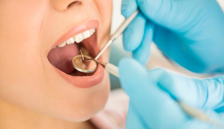 पैसों की ऐसी तंगी कि डेंटिस्ट के पास जाने की जगह महिला ने खुद ही उखाड़ लिए अपने 11 दांत