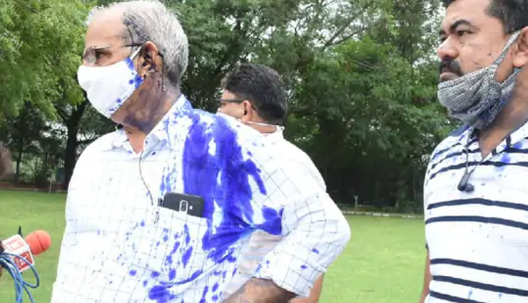 जयपुर: स्कूल फीस बढ़ने से गुस्साए पेरेंट्स ने DEO पर फेंकी स्याही, पुलिस ने लाठी चलाकर खदेड़ा, 7 पर केस 