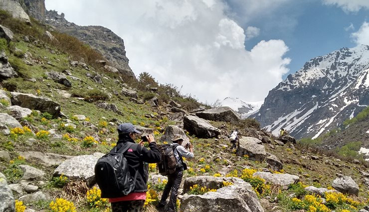 trekking trails in manali,best treks in manali,manali trekking adventure,beas kund trek,bhrigu lake trek,hampta pass trek,deo tibba trek,chanderkhani pass trek,prashar lake trek,sar pass trek,pin parvati trek,kheerganga trek,malana village trek,himachal pradesh treks,manali adventure tours