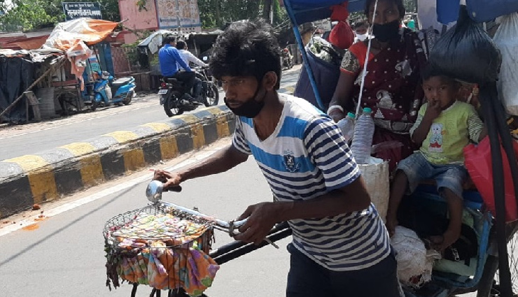 लॉकडाउन का दर्द / पत्नी और बच्चे को रिक्शे में बैठाकर निकल पड़ा 1500 KM का सफर तय करने