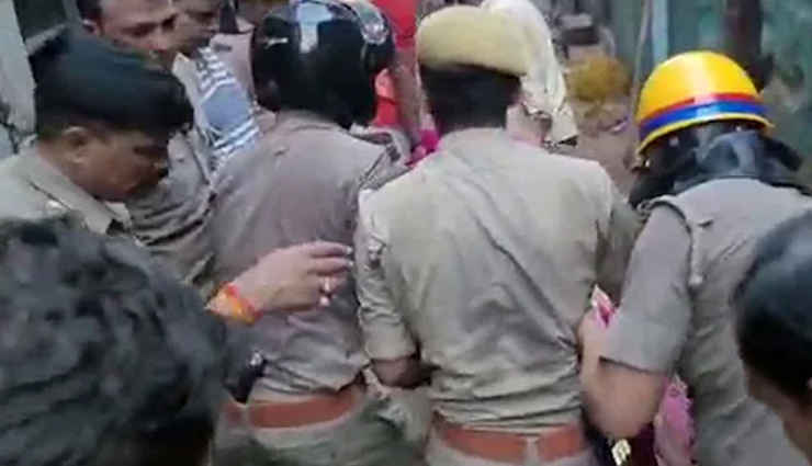 यूपी के देवरिया में भरभराकर गिरा दो मंजिला मकान, पति-पत्नी और बच्ची की मौत