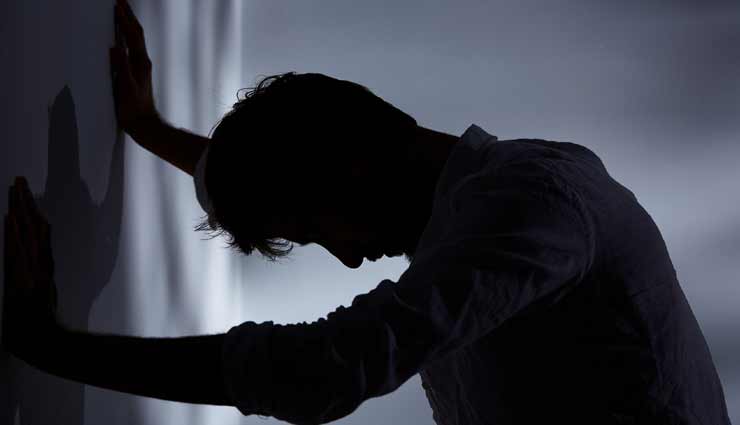 खुश दिखने वाला भी हो सकता हैं डिप्रेशन में, इन 4 संकेतों से करें पता 