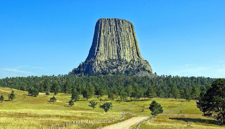 wyoming travel,things to do in wyoming,yellowstone national park,grand teton,wyoming wilderness,cowboy state,wyoming attractions,great plains,scenic places in wyoming,hiking in wyoming,wyoming geysers,hot springs wyoming,wildlife in wyoming