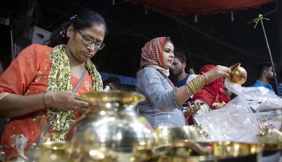 Dhanteras 2025: धनतेरस पर शनि देव का प्रभाव, बर्तनों की खरीदारी करते समय रखें ये सावधानियां