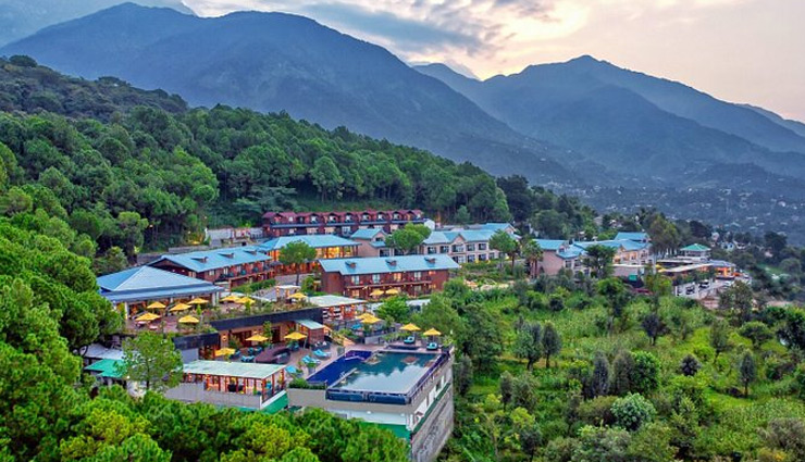 बर्फ से ढके पहाड़ों में मनाएं क्रिसमस और विंटर वेकेशन, 9 बेहतरीन डेस्टिनेशन christmas in snow-covered mountains,best winter vacation destinations,snow holiday destinations,christmas holiday in mountains,winter vacation spots,top snowy destinations for christmas,winter travel ideas,snow-covered hill stations,holiday destinations in india,snowy vacation places