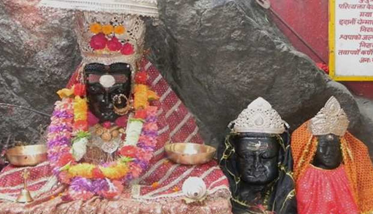 नवरात्रि स्पेशल : यहाँ दिन में तीन बार बदलती है देवी माता की मूर्ति अपना रूप, जानें इस चमत्कारी मंदिर के बारे में