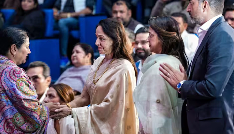 dharmendra prayer meet,hema malini emotional,isha deol tribute,ahana deol support,bollywood condolence,dharma ji memorial,celebrity prayer meet,bollywood family tribute,emotional moments,funeral ceremony,amit shah prayer meet,mumbai to delhi tribute