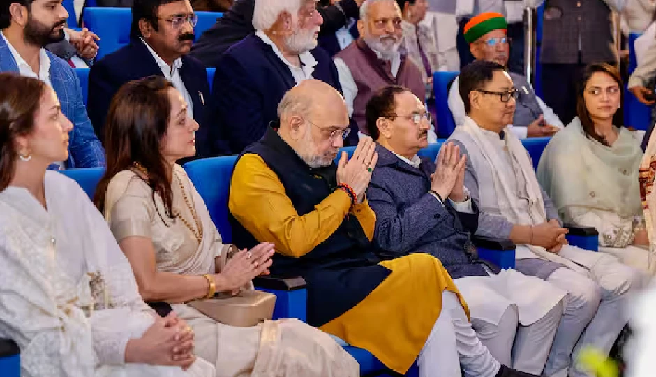 dharmendra prayer meet,hema malini emotional,isha deol tribute,ahana deol support,bollywood condolence,dharma ji memorial,celebrity prayer meet,bollywood family tribute,emotional moments,funeral ceremony,amit shah prayer meet,mumbai to delhi tribute