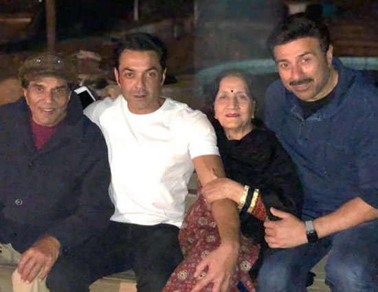 PHOTOS 40 साल बाद पहली पत्नी प्रकाश कौर के साथ नजर आए धर्मेंद्र, देखिए परिवार की तस्वीरें