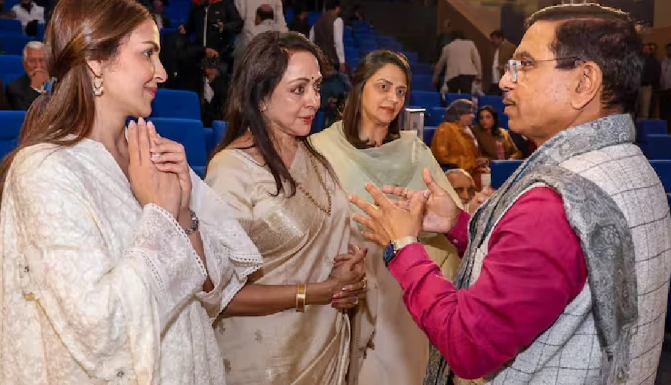 dharmendra prayer meet,hema malini emotional,isha deol tribute,ahana deol support,bollywood condolence,dharma ji memorial,celebrity prayer meet,bollywood family tribute,emotional moments,funeral ceremony,amit shah prayer meet,mumbai to delhi tribute
