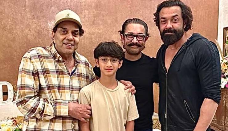 आमिर-आजाद के साथ मुलाकात पर धर्मेंद्र ने लिखा...यादों की बारात, जूते पहन झंडा फहराने पर ट्रोल हुईं शिल्पा