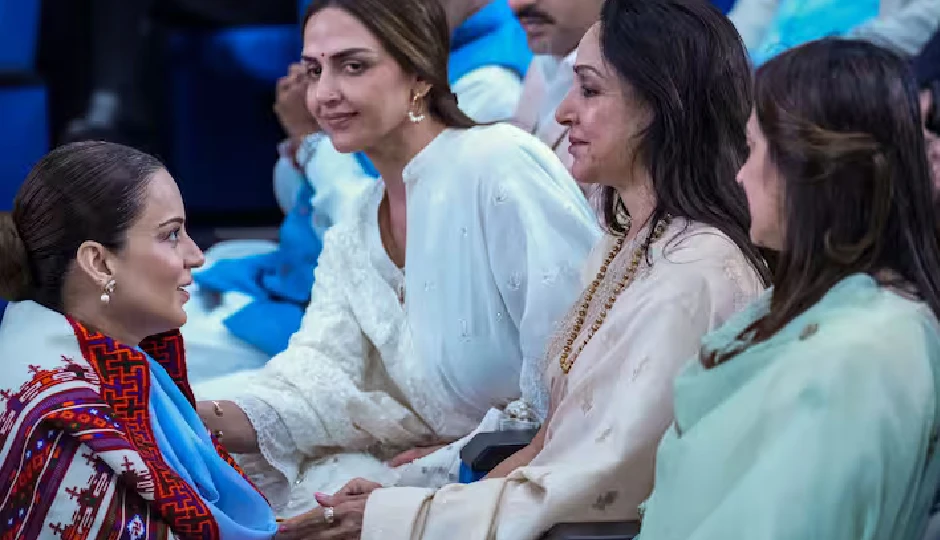 dharmendra prayer meet,hema malini emotional,isha deol tribute,ahana deol support,bollywood condolence,dharma ji memorial,celebrity prayer meet,bollywood family tribute,emotional moments,funeral ceremony,amit shah prayer meet,mumbai to delhi tribute