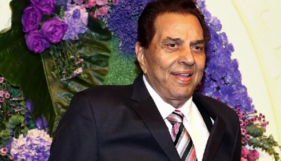 धर्मेंद्र को अस्पताल से मिली छुट्टी, बॉबी देओल ने पिता को एंबुलेंस से घर पहुंचाया