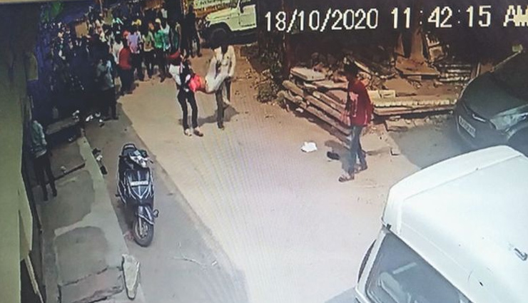 धौलपुर /  भरे बाजार में महिला के अपहरण की कोशिश, एक दुकानदार ने दिखाई हिम्मत, भागे बदमाश 