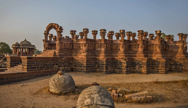 ruins of india,famous ruins of india,hampi,muziris,ellora caves,dholavira,the great wall of kumbhalgarh,places to visit in india,india