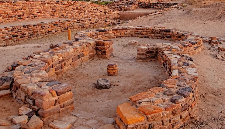 historical places in gujarat,must-visit places in gujarat,dwarkadhish temple,laxmi vilas palace,modhera sun temple,rani ki vav,dholavira heritage site,prag mahal bhuj,aina mahal bhuj,sabarmati ashram,champaner-pavagadh archaeological park,kirti temple porbandar