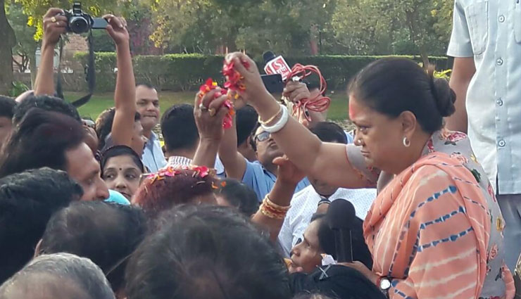 धौलपुर में होली मिलन समारोह - मुख्यमंत्री वसुन्धरा राजे ने आमजन को दी शुभकामनाएं