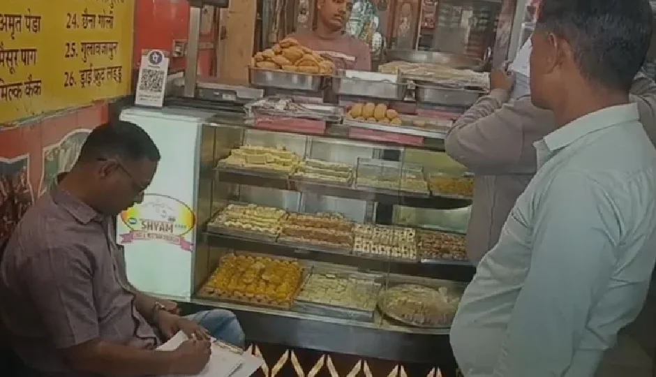 धौलपुर में होली से पहले खाद्य सुरक्षा टीम ने मारा छापा, दुकानदार शटर गिराकर भागे
