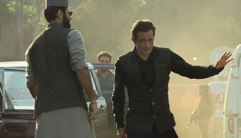 ‘तेज से मारो मैं गिर नहीं रहा…’ Dhurandhar के सेट पर क्या सच में हुई अक्षय खन्ना की पिटाई?