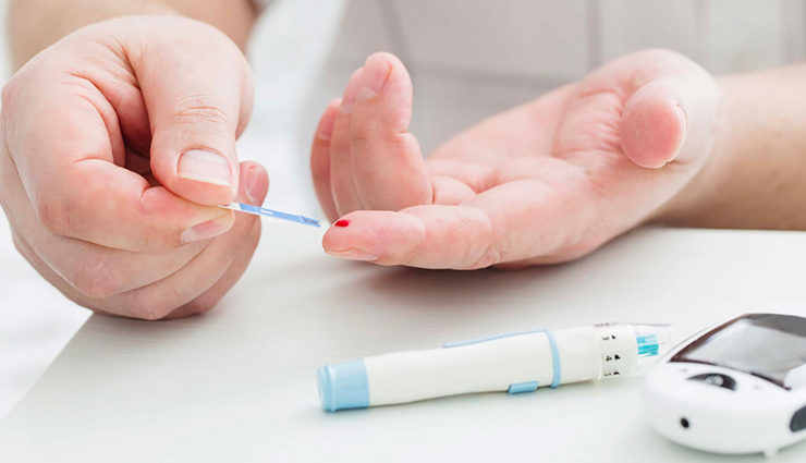 सर्दियों में भी आ रहा है पसीना? हो सकते हैं इन बीमारियों के संकेत winter sweating health issues,causes of sweating in winter,winter sweating symptoms,sweating in cold weather,sweating without exercise winter,health risks of sweating in winter,signs of illness winter sweating,reasons for sweating in cold,excessive sweating winter causes,unusual winter sweating