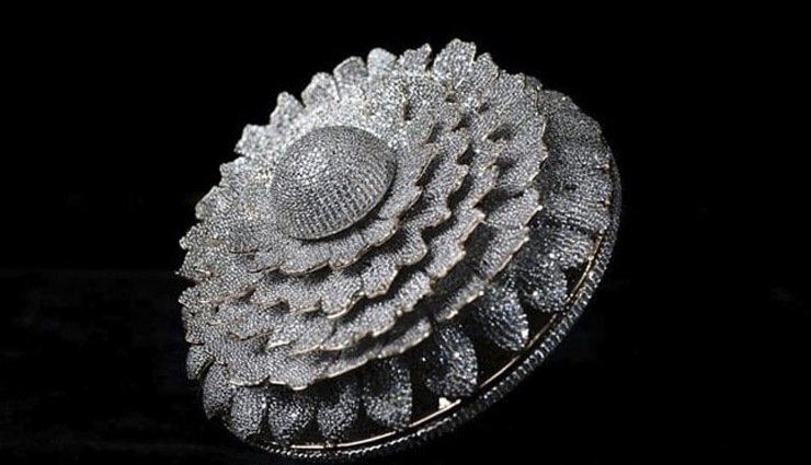 25 वर्षीय ज्वैलर ने बनाई 12638 हीरों से जड़ी ये खास अंगूठी, बनाया वर्ल्ड रिकॉर्ड