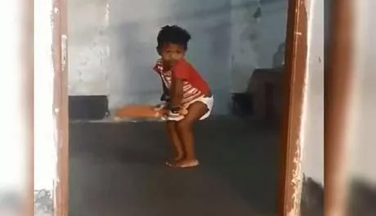 डायपर पहनकर बच्चे ने लगाए सचिन जैसे शॉट, वीडियो हुआ वायरल 