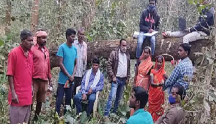 डिजिटल इंडिया की ये तस्वीर बेहद शर्मनाक! नेटवर्क ना मिलने पर पेड़ पर ही लगा डाला आयुष्मान कार्ड बनाने का कैंप