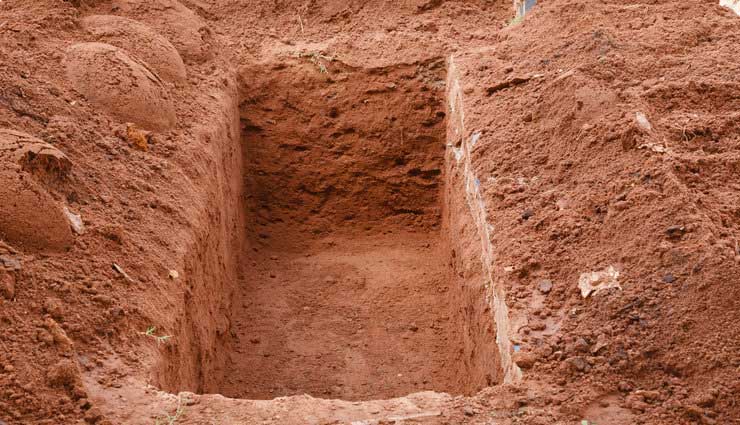 आंध्रप्रदेश : 70 साल के बुजुर्ग ने खोदी अपनी कब्र, कहा- पापियों के देश में रहना उनके उसूलों के खिलाफ, पुलिस ने खुदकुशी करने से रोका
