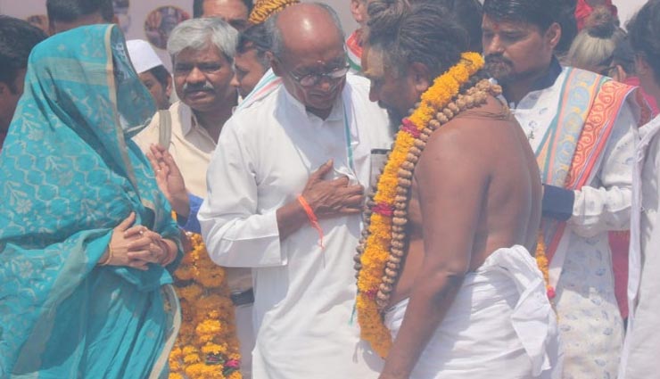 भोपाल : दिग्विजय की जीत के लिए हठ योग, देखे तस्वीरें