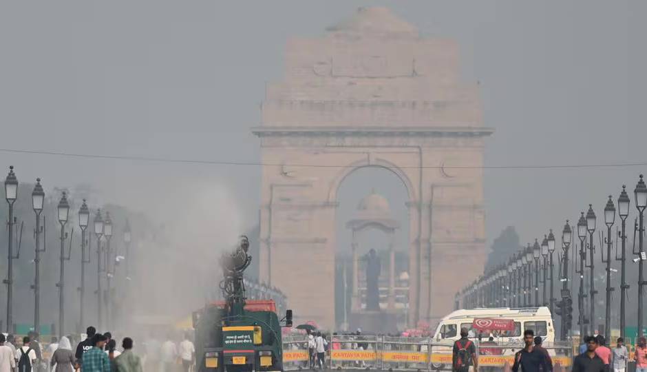 पटाखों के चलते रेड जोन में पहुंची दिल्ली की हवा, गम्भीर श्रेणी में गुणवत्ता