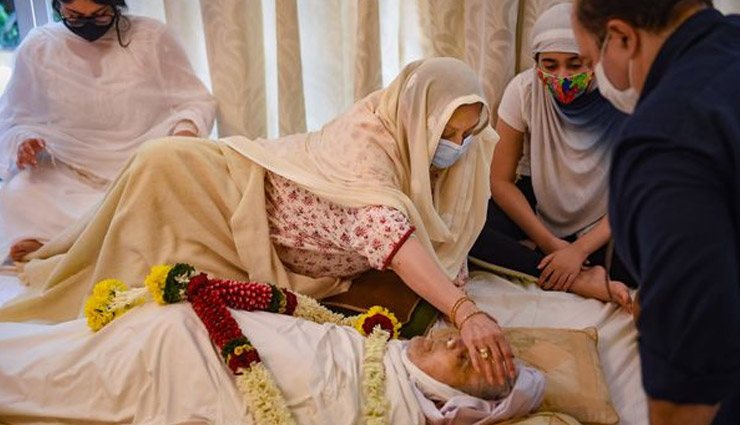 'ट्रेजडी किंग' के अंतिम दर्शन के लिए पहुंचा बॉलीवुड, देखें तस्वीरें 