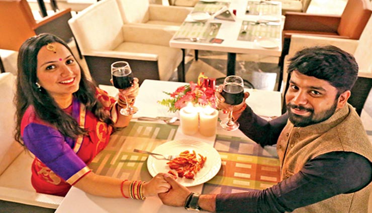 करवा चौथ पर पत्नी का दिन बनाए स्पेशल, डिनर के लिए परफेक्ट रहेगी दिल्ली NCR की ये 5 जगहें 