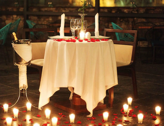 वैलेंटाइन्स डे को खास बनाने के लिए खुद सजाये डिनर टेबल इन तरीको से 
